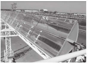 Na figura tem coletores solares parabólicos