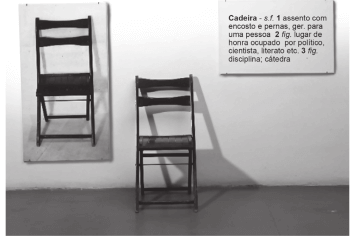 obra de Joseph Kosuth data de 1965 e se constitui por uma fotografia de cadeira, uma cadeira exposta e um quadro com o verbete “Cadeira”
