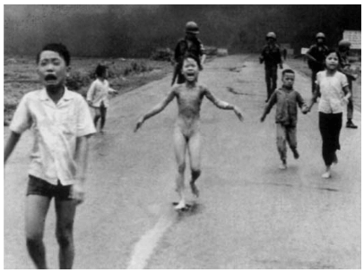 A foto revela um momento da Guerra do Vietnã (1965-1975)