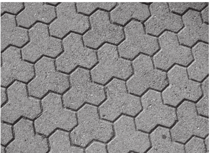 Calçada composta pelo desenho de um polígono