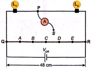 A figura ilustra esse circuito.