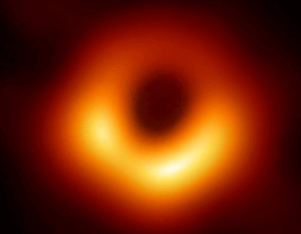 A figura abaixo mostra a imagem de um buraco negro na galáxia elíptica Messier 87