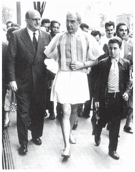 imagem do artista Flávio de Resende Carvalho desfilou pela Avenida Paulista com o traje New Look