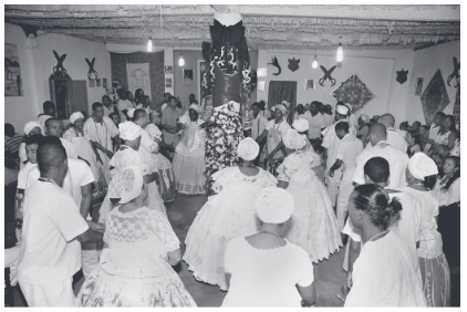 A imagem retrata uma prática cultural brasileira cuja raiz