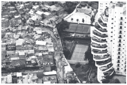 imagem de prédios e favelas